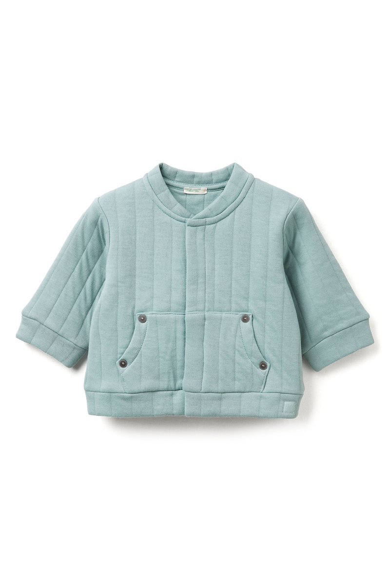 Prošívaná bunda s vycpávkou ve světle modré barvě, s stojáčkem, rukávy do tří čtvrtin, dvěma předními kapsami se zapínáním na patentky a horizontálním prošíváním.