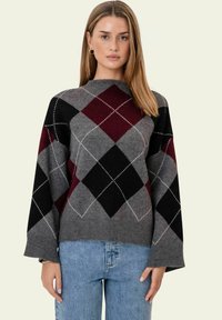 Grauer Strickpullover mit einem Rautenmuster in Burgunderrot, Schwarz und Grau, mit gerippten Bündchen und lässiger Passform.