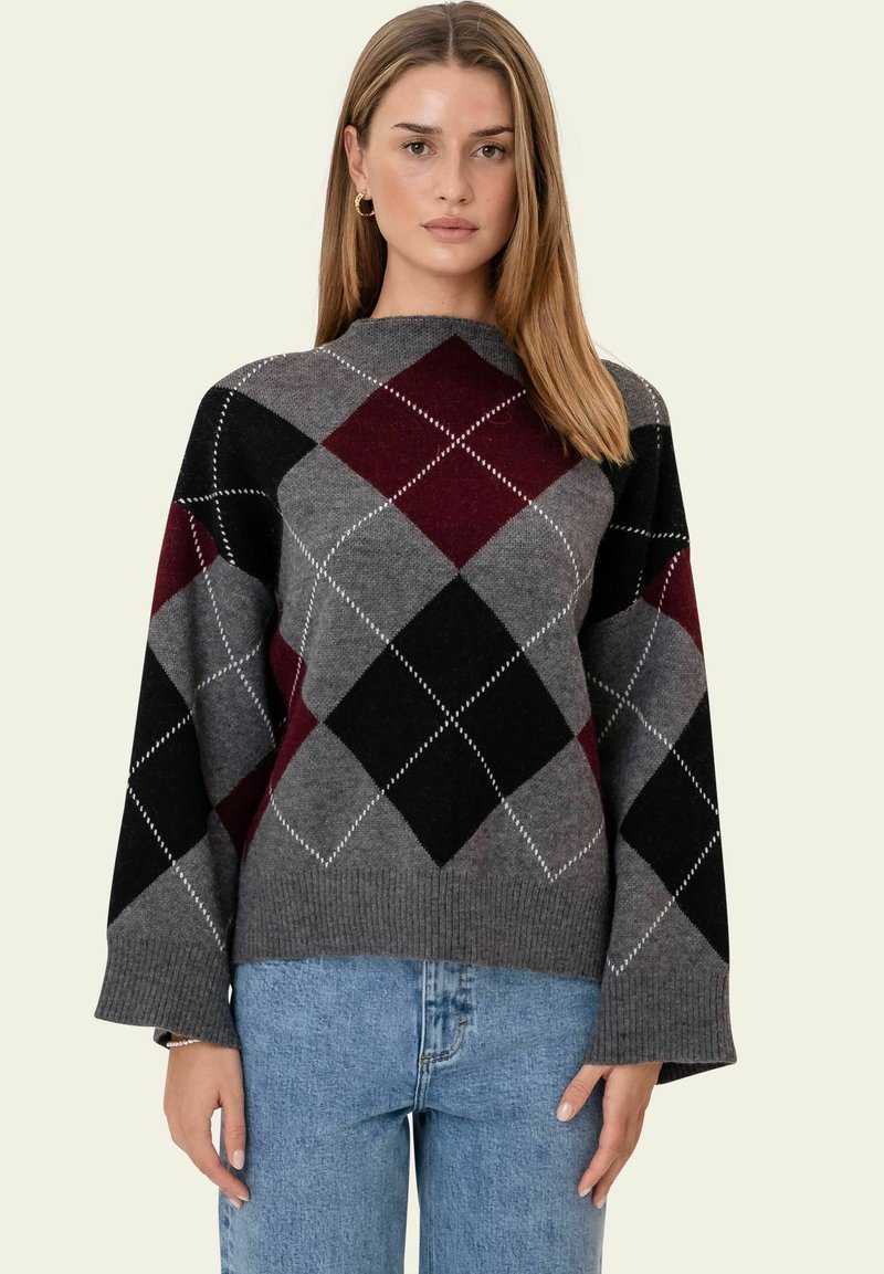 Grauer Strickpullover mit einem Rautenmuster in Burgunderrot, Schwarz und Grau, mit gerippten Bündchen und lässiger Passform.