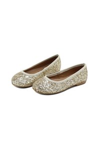 Bailarinas doradas brillantes con puntera redonda, adornadas con tela beige, con superficie texturizada y suela plana.