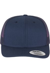 Cappellino snapback blu navy con pannello frontale solido e pannelli laterali in rete. Caratterizzato da una visiera curva e un adesivo del marchio sulla visiera.