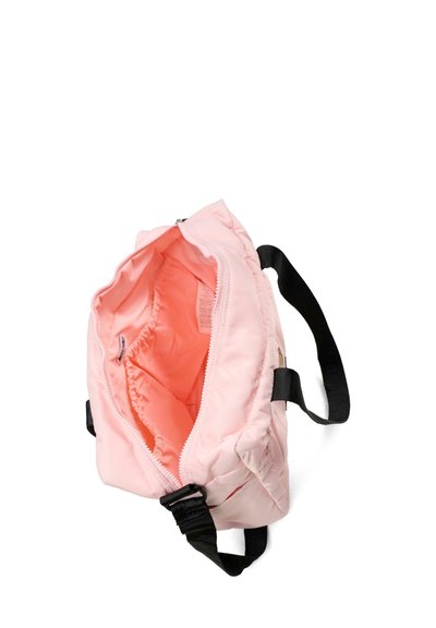 Różowa pikowana torba z zamkiem błyskawicznym, czarnymi regulowanymi paskami i gładką powierzchnią. Wnętrze wykończone miękką koralową podszewką.