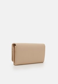 Beige rektangulær lommebok laget av teksturert materiale, med en glatt finish og brettet design. Har ingen synlige beslag eller detaljer.
