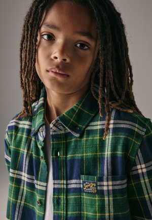 Groen- en marineblauw geruit flanellen overhemd met witte en gele accenten, knoopkraag en een logovlek op het borstzakje.