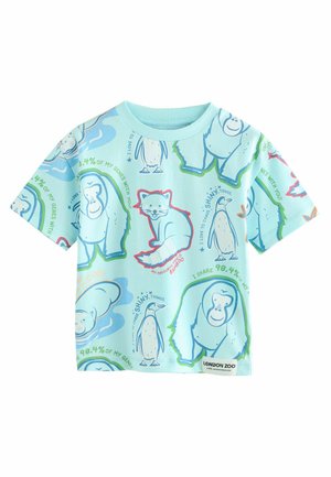 Helles blaues T-Shirt mit kurzen Ärmeln, das verspielte Tierillustrationen zeigt, darunter einen Gorilla, einen Pinguin und einen Fuchs, mit buntem Text und Mustern.