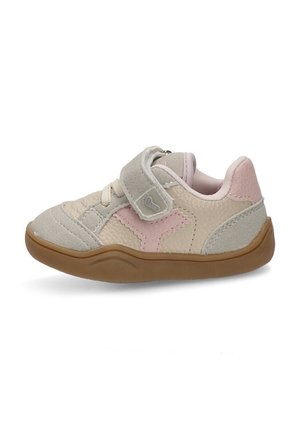 Zapatillas infantiles en gris claro y rosa con una correa de velcro, material texturizado, bordes redondeados y suela de goma. Presenta un detalle de estrella rosa.