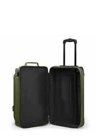 Maleta blanda verde con interior negro, abierta para mostrar los compartimentos vacíos, manija telescópica extendida y asa lateral.