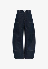 Pantalones de pierna ancha en denim oscuro con bolsillos de parche prominentes. Presenta costuras en contraste y un cierre de botón en la cintura.