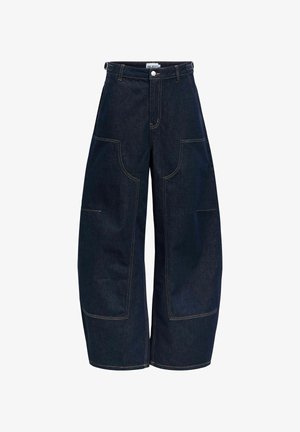 Tamsiai džinsiniai pločio kojų kelnes su ryškiomis kišenėmis. Yra kontrastingi siūlai ir sagtys juosmens srityje.