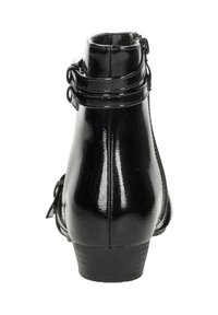 Zwarte gepatenteerde leren enkelboot met een ronde neus, gespdetail aan de zijkant en een lage gestapelde hak. Gladde, glanzende textuur.