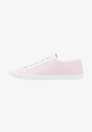 Roze mesh sneakers met witte rubberen zolen en veters, voorzien van een geprofileerd oppervlak en een gladde neuskap.