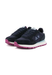 Granatowe buty sportowe wykonane z zamszu i siateczki, z różowym podeszwa, białą śródpodeszwą i jasnoniebieskimi akcentami. Wyposażone w sznurówki i detale logo.