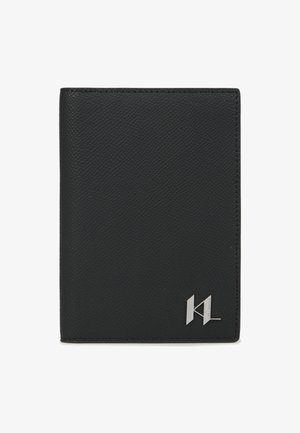 Fekete bőrtárca, textúrált felülettel, az alsó jobb sarokban ezüst logóval és varrott szélekkel. Kompakt, téglalap alakú.