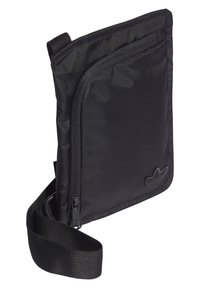 Černá nylonová crossbody taška se zipovým uzávěrem, nastavitelným popruhem a embossovaným logem na přední straně. Hladký povrch s polstrovanými okraji.