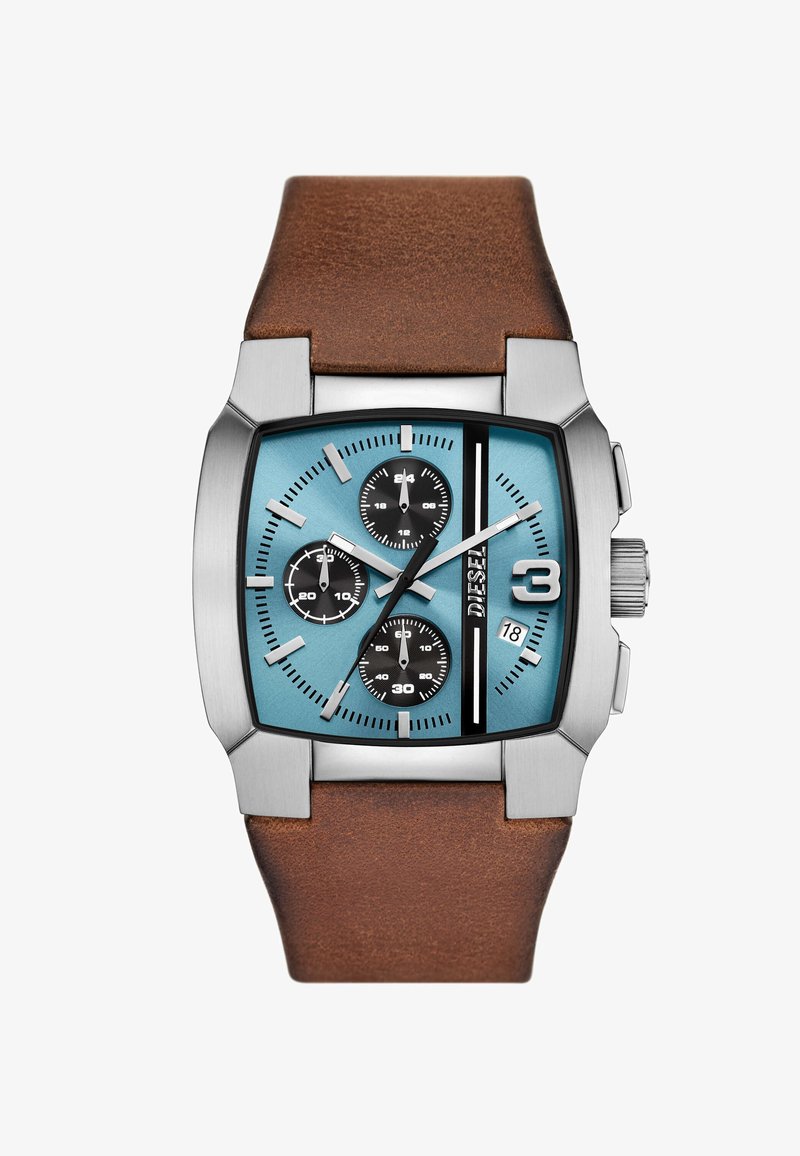 Zilveren roestvrijstalen horloge met een vierkant teal-dial, zwarte sub-dials, een bruine leren band en een datumaanduiding op de 3-uur positie.