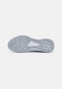 Semelle de chaussure avec un design texturé et en motif de gris clair, featuring un mélange de formes circulaires et rectangulaires pour l'adhérence.