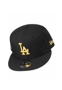 Schwarze Snapback-Cap mit aufgesticktem gelben "LA"-Logo auf der Vorderseite, ausgestattet mit einem flachen Schirm und strukturiertem Stoff.