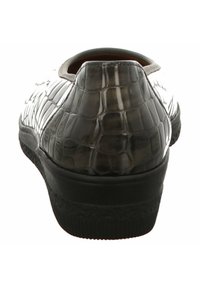 Krokodillenleer zwart leren schoen met een ronde achterkant, zwarte rubberen zool en een instapontwerp voor gemakkelijke draagbaarheid.