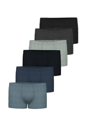 Sechs Paare Herren-Boxershorts in Schwarz, Dunkelgrau, Hellgrau, Schwarz, Marineblau und Mittelgrau, in versetzter Reihe angeordnet.