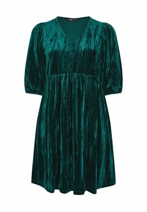 Teal velourkjole med V-udskærning, korte puffærmer og en samlet talje. Har en flydende skirt med lodrette teksturlinjer.
