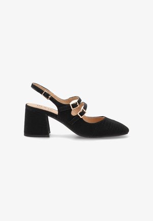 Zapato de tacón negro tipo slingback con puntera afilada, patrón texturizado, doble hebilla ajustable y tacón bloque. Acabado en material suave.