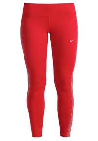 Czerwone legginsy sportowe o gładkiej fakturze i elastycznym pasku w talii. Posiadają białe logo Nike na górnej części uda oraz wzorzystą boczną kieszeń.