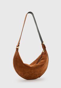 Borsa a spalla in suede marrone a forma di mezzaluna, con cinturino in pelle nera e dettagli in zip dorata. Texture liscia e design minimale.