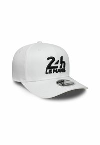 Weißer Baseball-Schirm mit schwarzem gesticktem "24h LE MANS"-Logo. Hergestellt aus Stoff, mit gebogenem Schild und verstellbarem Riemen hinten.