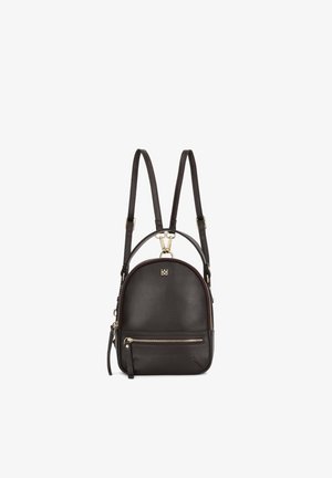 Zaino in pelle marrone con spallacci regolabili, forma arrotondata, tasca anteriore con zip e dettagli in metallo dorato, con logo in rilievo sulla parte superiore.