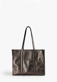 Bolso tote de bronce metálico con dos asas largas, que presenta una textura de cuero suave y forma rectangular, asegurado por costuras verticales.