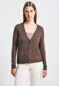 Brun stickad kofta med V-ringning, långa ärmar och ribbade manschetter. Har matchande knappar fram och ett texturerat tyg.