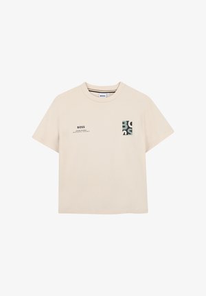 Beige T-shirt met korte mouwen en ronde hals met zwart-wit BOSS-logo en kleine tekst op de borst.