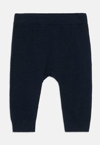 Mørkeblå strikkede babybukser med ribbestrikket liv og ermer, som har en koselig tekstur og et design med lavt skritt for komfort.