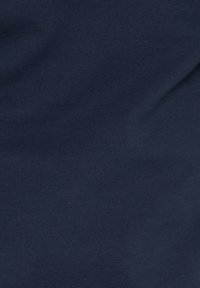 Mörk marinblått tyg med en strukturerad yta. Materialet ser slätt ut med ett subtilt, enhetligt mönster och inga synliga detaljer eller hårdvara.