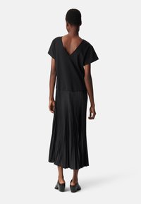 IKKS PLEATED WITH V-NECK - Robe de jour - black