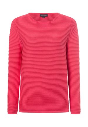 Roze langemouwen top met een gestructureerd ribbelpatroon en een ronde halslijn, gemaakt van een gladde stof. Etiket zichtbaar aan de binnenkant van de halslijn.