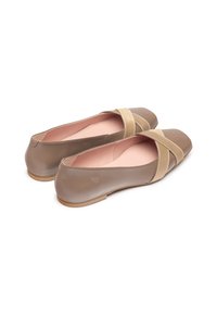 Ballet flats met een gladde taupe leren buitenkant, een contrasterende beige kruisband, vierkante neusontwerpen en een zachte roze binnenvoering.