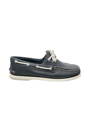 Scarpa da barca in pelle blu navy con cuciture bianche, lacci bianchi e suola in gomma bianca, vista laterale su sfondo bianco.
