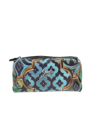 Bolsa rectangular con cremallera con un diseño geométrico en azul, verde y dorado y el logo "Gabs 574" en blanco en la parte delantera.