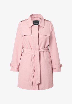 Jasnoróżowy trencz z paskiem w talii, dużymi przednimi kieszeniami, naramiennikami i zapięciami na guziki przy mankietach. Gładki materiał o dopasowanym kroju.