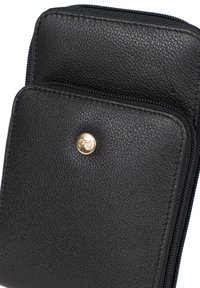 Portafoglio in pelle nera con finitura testurizzata, dotato di un pulsante con logo dorato e chiusura con zip. Design compatto con più scomparti.