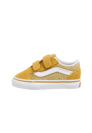 Deportivas amarillas de ante con acentos de purpurina blanca, cierres de doble correa, forro blanco y suela de goma, presentando un diseño clásico.