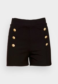 Černé šortky s vysokým pasem se šesti zlatými dekoračními knoflíky, třemi na každé straně, vystavené na jednobarevném světlém šedém pozadí.