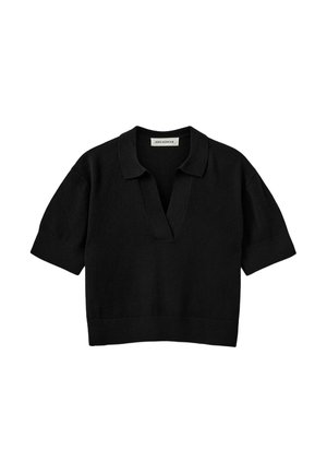 Černý krátký rukáv pletený top s širokým límcem a hlubokým výstřihem do V. Vyrobeno z měkkého materiálu; má přiléhavou pasovou část s čistými liniemi.