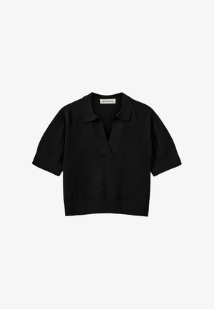 Must ebae pikkade varrukatega kudum, millel on lai krae ja sügav V-kaelus. Valmistatud pehmest materjalist; omaduseks on vormitud talje selgete joontega.