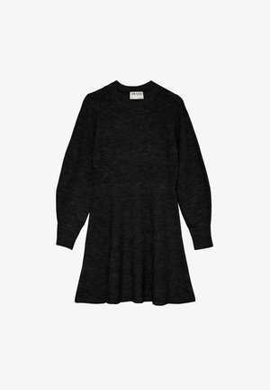 Robe tricotée noire avec un col rond, des manches longues et une jupe évasée. Texture douce avec un motif subtil tout au long.