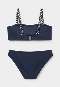Mörkblå bikiniuppsättning med texturerad tyg, flätade band och matchande högmidjade trosor. Inkluderar en spänneknäppning bak.