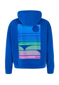 Sudadera azul con un diseño geométrico colorido en la parte posterior, que incluye un sol y formas abstractas en capas en colores pastel.