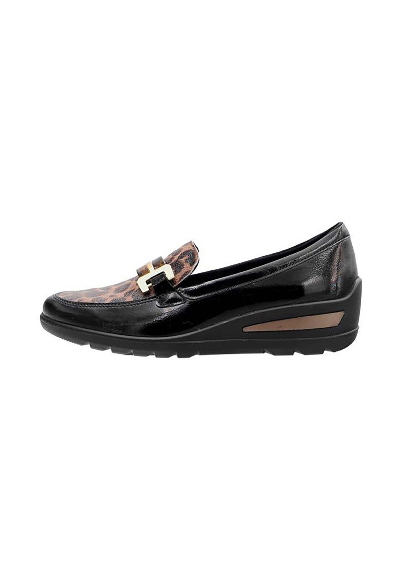 Zwarte leren loafers met een luipaardprint op de neus, gouden hardware accenten en een gewelfde zool met een bruine streep detail.