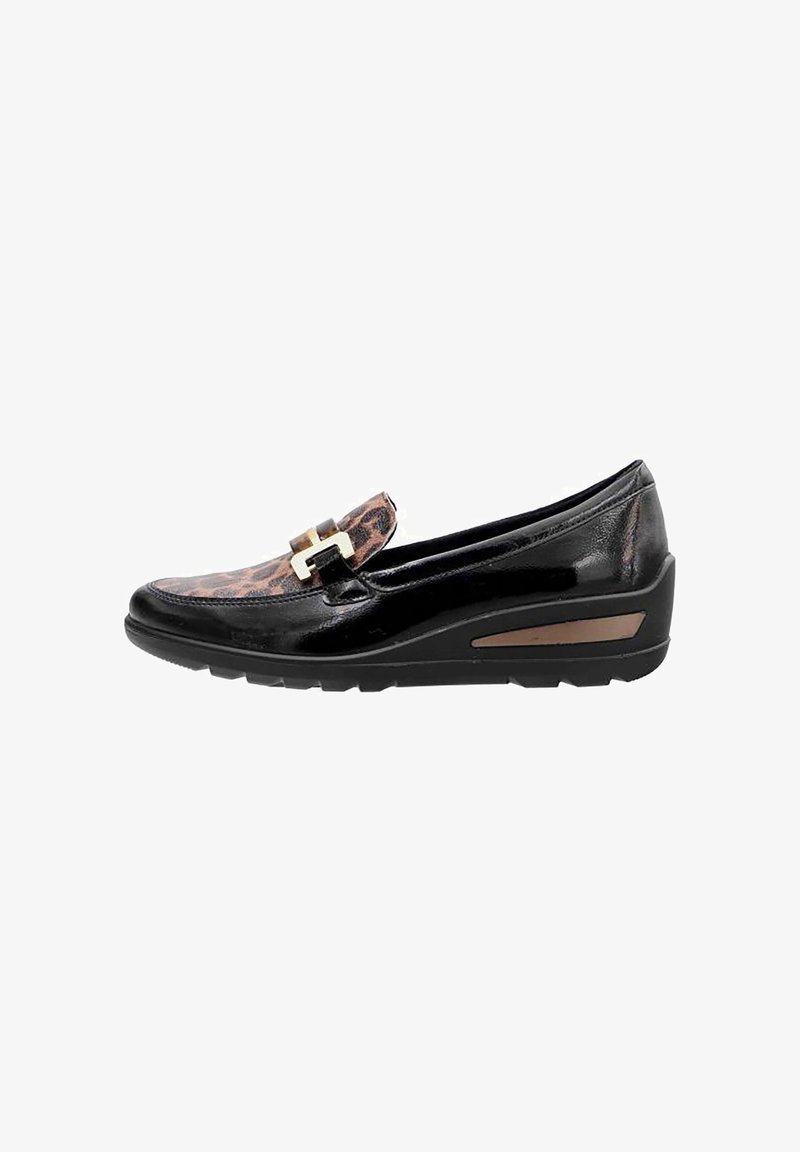 Zwarte leren loafers met een luipaardprint op de neus, gouden hardware accenten en een gewelfde zool met een bruine streep detail.